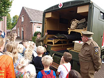 Britse bevrijdingskolonne in Mierlo.